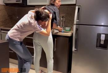 Жену жестко трахают языком во время мытья посуды, заставляя ее кончить раньше, чем она сделает шаг